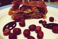 Яблочный штрудель с орехами, изюмом и корицей