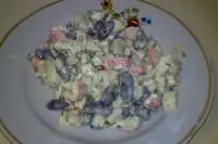 Быстрый салат с фасолью и крабовыми палочками
