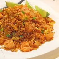 Классический жареный рис по кантонски с курицей и креветками