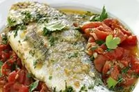 Морской лещ с томатами