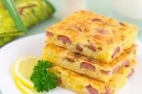 Пирог с сыром и сосисками