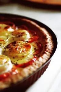 Тарт с томатами и луком