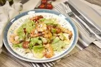 Салат с креветками и авокадо в мультиварке