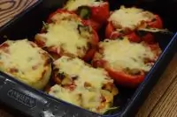 Перец, фаршированный овощами, под шапкой из сулугуни