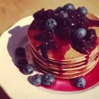 Шоколадные панкейки с голубикой