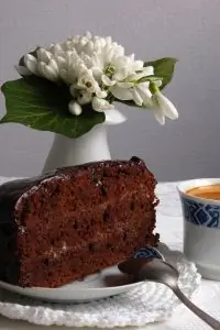 Торт из темного шоколада с кремом из белого шоколада