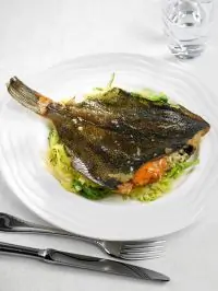 Печеная камбала с капустой и пореем
