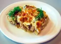 Мясо по французски с картофелем, помидорами и сыром