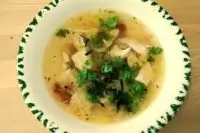 Куриный суп с беконом, луком-пореем и вялеными томатами