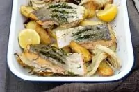 Лосось, запеченный с картофелем и фенхелем