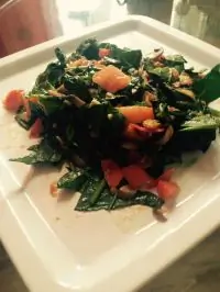 Теплый салат из помидор, шампиньонов и шпината