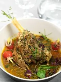 Тушеная баранья голяшка