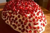 Слоеный салат с картофелем, мясом и орехами