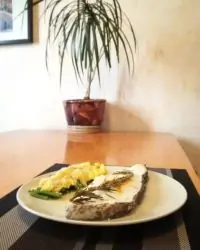 Сибас в духовке с розмарином и гарниром из фасоли и манго