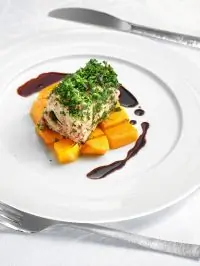 Кролик с зеленым луком и чесночной тыквой