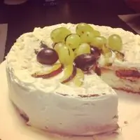 Бисквитный торт со сливами