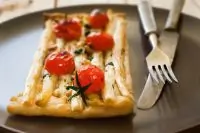 Тарталетки со спаржей, моцареллой и пармезаном