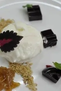 Мороженное из пармезана с мармеладом из свеклы