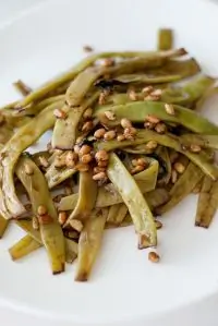 Стручковая фасоль (лоби) с кедровыми орешками и базиликом