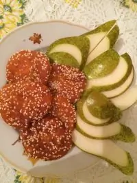 Тыква с медом в кунжуте, сервированная грушей и кленовым сиропом