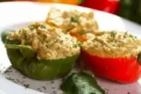 Перец, фаршированный куриным филе и овощами