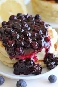 Лимонные блины с рикоттой и черничным соусом