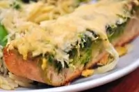 Чесночный хлеб со сливочным маслом и базиликом