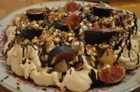 Меренга с грушами, сливками, грецким орехом и шоколадным соусом