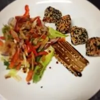 Теплый салат с лососем и соусом унаги