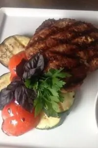 Бифштекс на углях с овощами гриль