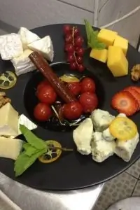 Сырная тарелка с медовыми черри