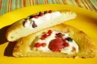 Сырники с творожной начинкой и ягодами