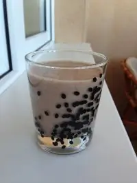 Банановый молочный коктейль с шоколадом и медом