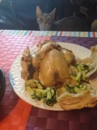 Цыпленок по домашнему с лаймом, огурцами и кориандром