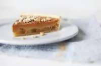 Пирог с яблоками и вареной сгущенкой