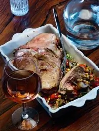 Баранье жиго с теплым салатом из баклажанов и нута