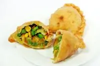 Вегетарианские жареные самосы с овощами и кешью