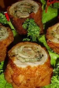 Свиные рулеты с омлетом и грибами