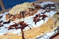 Меренговый торт с молочным кремом, карамелью и орешками