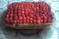 Бисквитный пирог с малиной