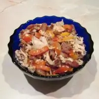 Фасоль с мясом и красным перцем