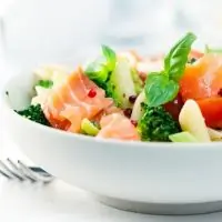 Итальянский салат из пенне и семги