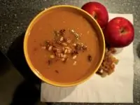 Тыквенный суп с яблоками, специями и изюмом