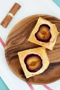 Пирог со сливами и корицей