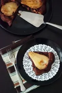 Шоколадный пирог с грушами без муки