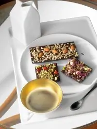 Шоколадные плитки с кешью, барбарисом и розовым перцем