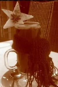 Чай с фруктами и корицей