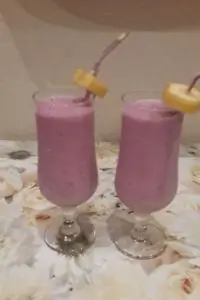 Молочный коктейль с черной смородиной