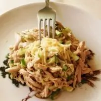 Простой салат с курицей и огурцами