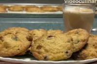 Шоколадное печенье с орехами